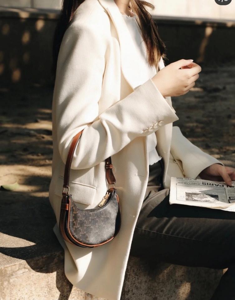CELINE MINI AVA IN TRIOMPHE CANVAS AND CALFSKIN
TAN 10I602DS1 -duoc-ban-tai-Hvip Bags & Accessories