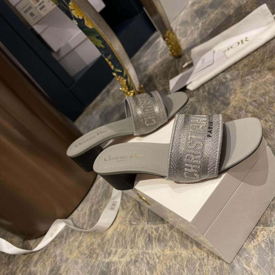 Dior Dway Heeled Slide
Gray Embroidered Cotton KCQ915ERC_S56B -duoc-ban-tai-HVIP Shoes & Clothes
