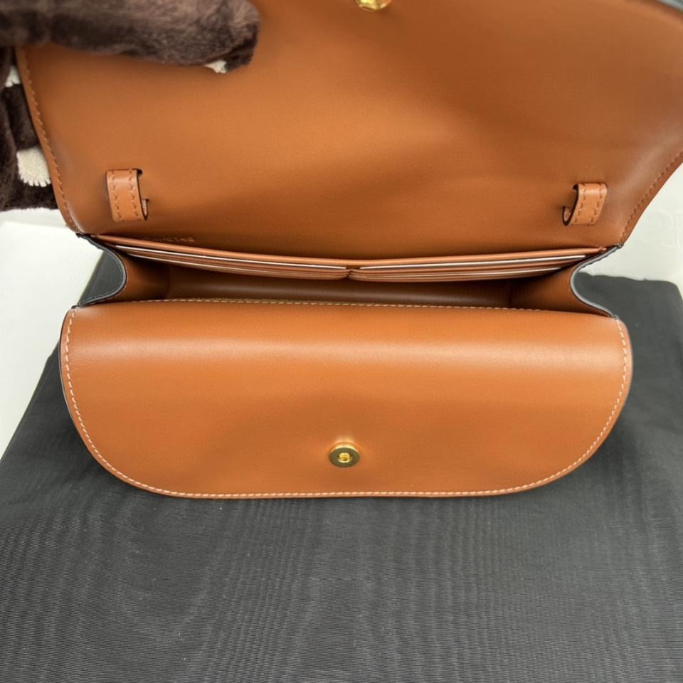 CELINE WALLET ON STRAP IN TRIOMPHE CANVAS AND SMOOTH LAMBSKIN
TAN 10D852CG9.04LU-duoc-ban-tai-Hvip Bags & Accessories