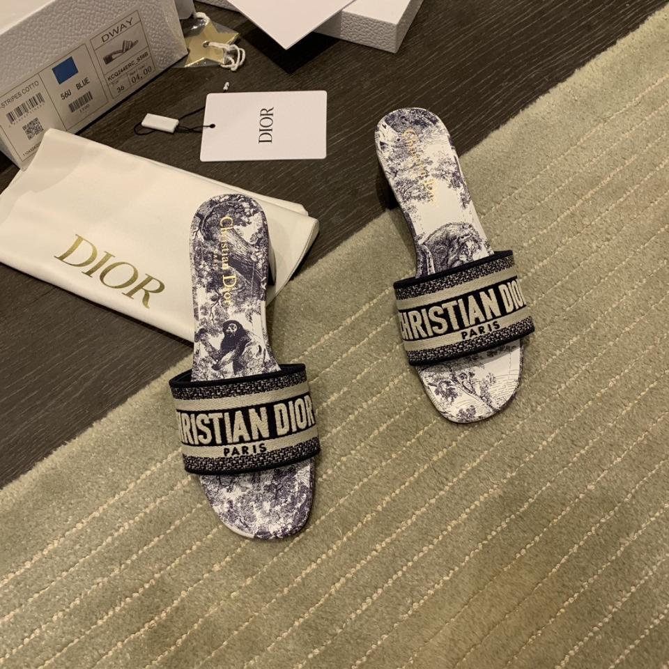 Dior Dway Heeled Slide
Blue Embroidered Cotton and Toile de Jouy Sauvage Motif
KCQ902TJE -duoc-ban-tai-HVIP Shoes & Clothes