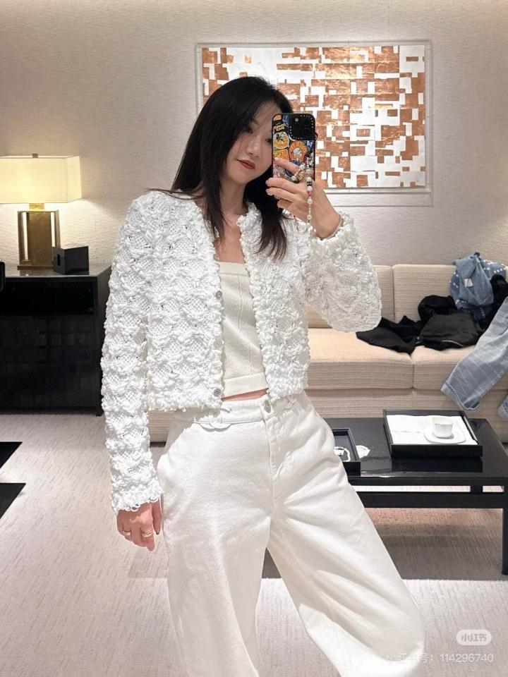 Chanel Jeans
 
Washed Denim 
White P79083-V71308-NADKJ-duoc-ban-tai-HVIP Shoes & Clothes