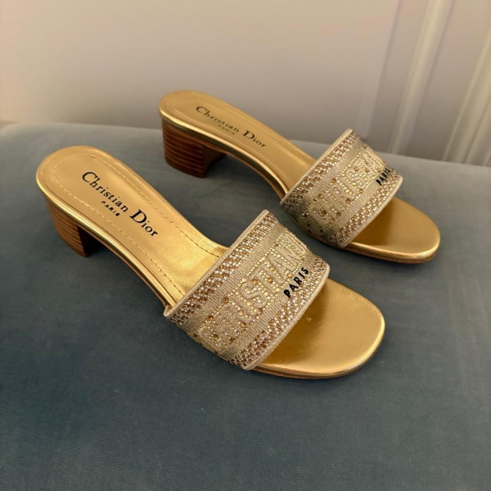 Dior Dway Heeled Slide
Gold Cotton Embroidered with Metallic Thread and gold-Tone Strass
KCQ860CHS-duoc-ban-tai-HVIP Shoes & Clothes