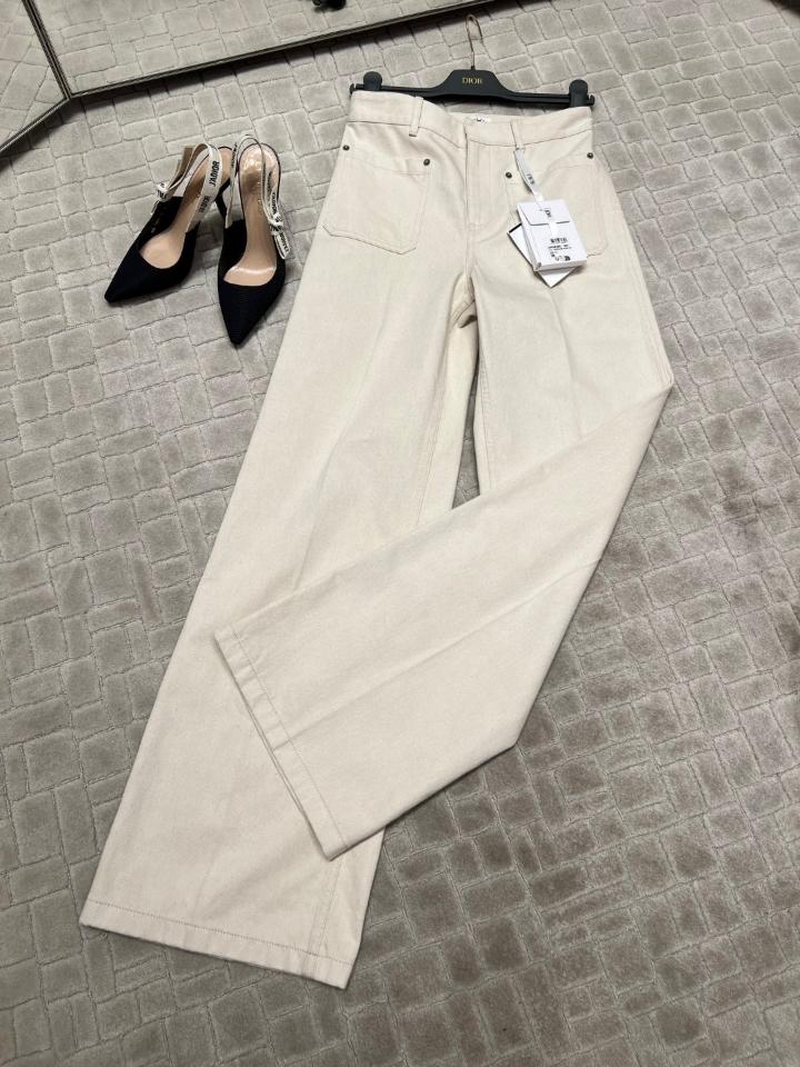 Dior Flared Jeans
Ecru Cotton Denim with Dior Oblique Interior 522P04A3050_X0200-duoc-ban-tai-HVIP Shoes & Clothes
