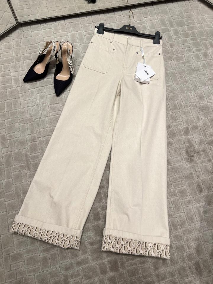 Dior Flared Jeans
Ecru Cotton Denim with Dior Oblique Interior 522P04A3050_X0200-duoc-ban-tai-HVIP Shoes & Clothes