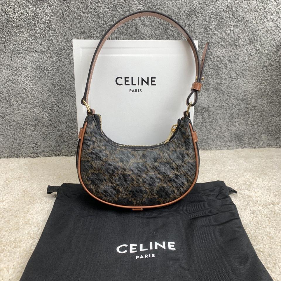 CELINE MINI AVA IN TRIOMPHE CANVAS AND CALFSKIN
TAN 10I602DS1 -duoc-ban-tai-Hvip Bags & Accessories