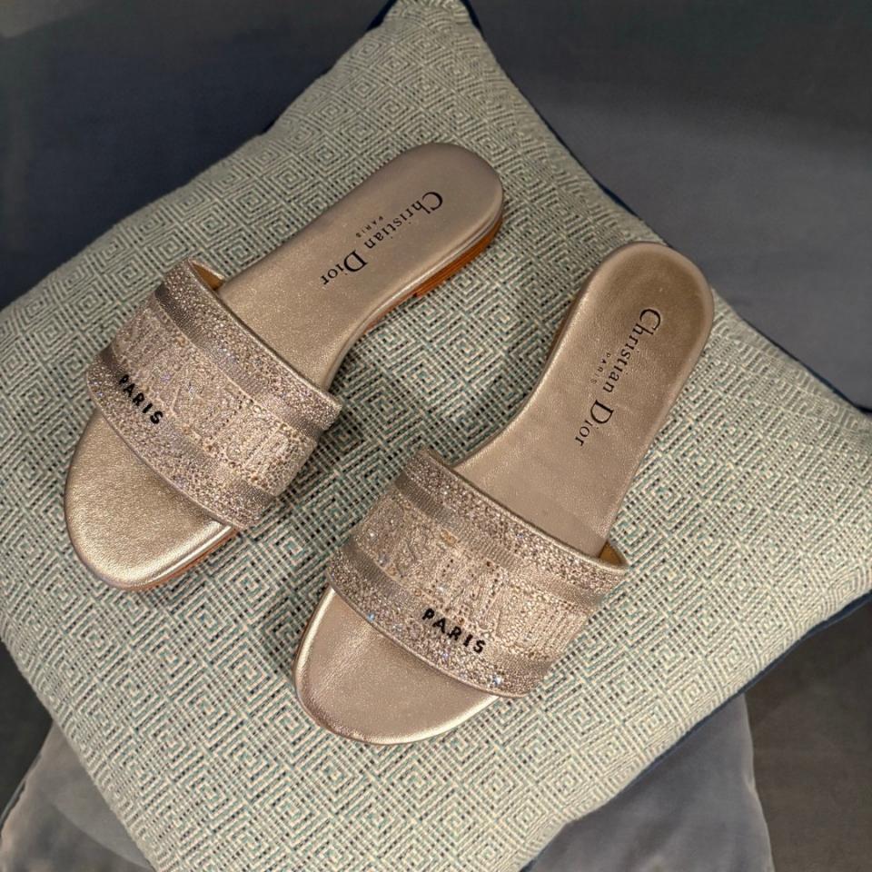 Dior Dway Slide
Cotton Embroidered with Metallic Thread and silver-Tone Strass KCQ209LCS-duoc-ban-tai-HVIP Shoes & Clothes