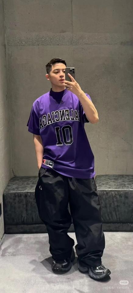 Balenciaga MEN'S BASKETBALL SERIES - OVERSIZED T-SHIRT IN OFF WHITE Na1 -duoc-ban-tai-Hvip Bags & Accessories