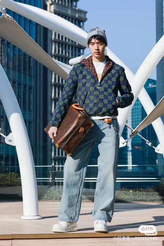 Louis Vuitton 1AHBIW
Damier Reversible Windbreaker-duoc-ban-tai-HVIP Shoes & Clothes