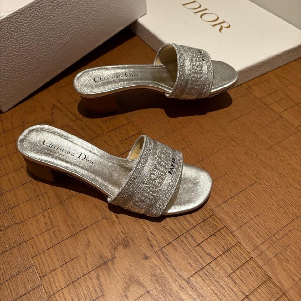 Dior Dway Heeled Slide
White Cotton Embroidered with Metallic Thread and white-Tone Strass
KCQ860CHS-duoc-ban-tai-HVIP Shoes & Clothes