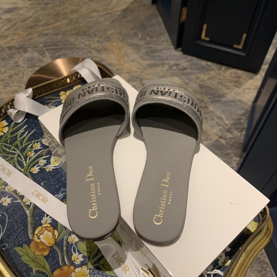 Dior Dway Slide
Green Embroidered Cotton KCQ166ERC-duoc-ban-tai-HVIP Shoes & Clothes
