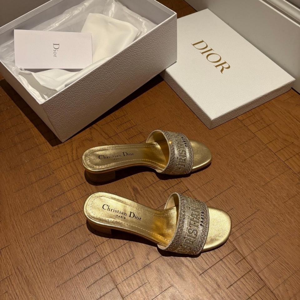 Dior Dway Heeled Slide
Gold Cotton Embroidered with Metallic Thread and gold-Tone Strass
KCQ860CHS-duoc-ban-tai-HVIP Shoes & Clothes