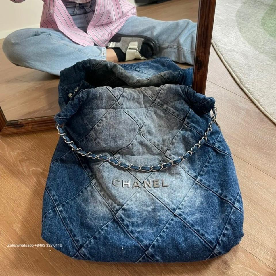 CHANEL 22 Small HANDBAG
Denim blue & dark-Tone Metal
Blue C2  -duoc-ban-tai-Hvip Bags & Accessories