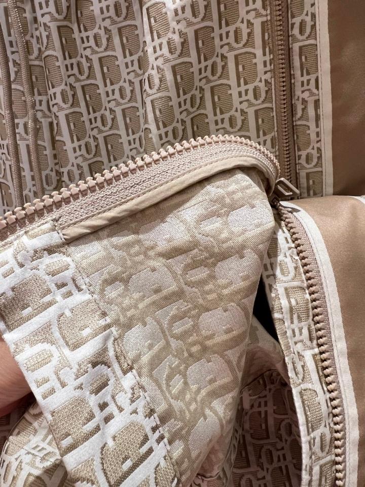 Dior Flared Pants
Beige Technical Jacquard Taffeta with Dior Oblique Motif 447P58A2970_X1827-duoc-ban-tai-HVIP Shoes & Clothes