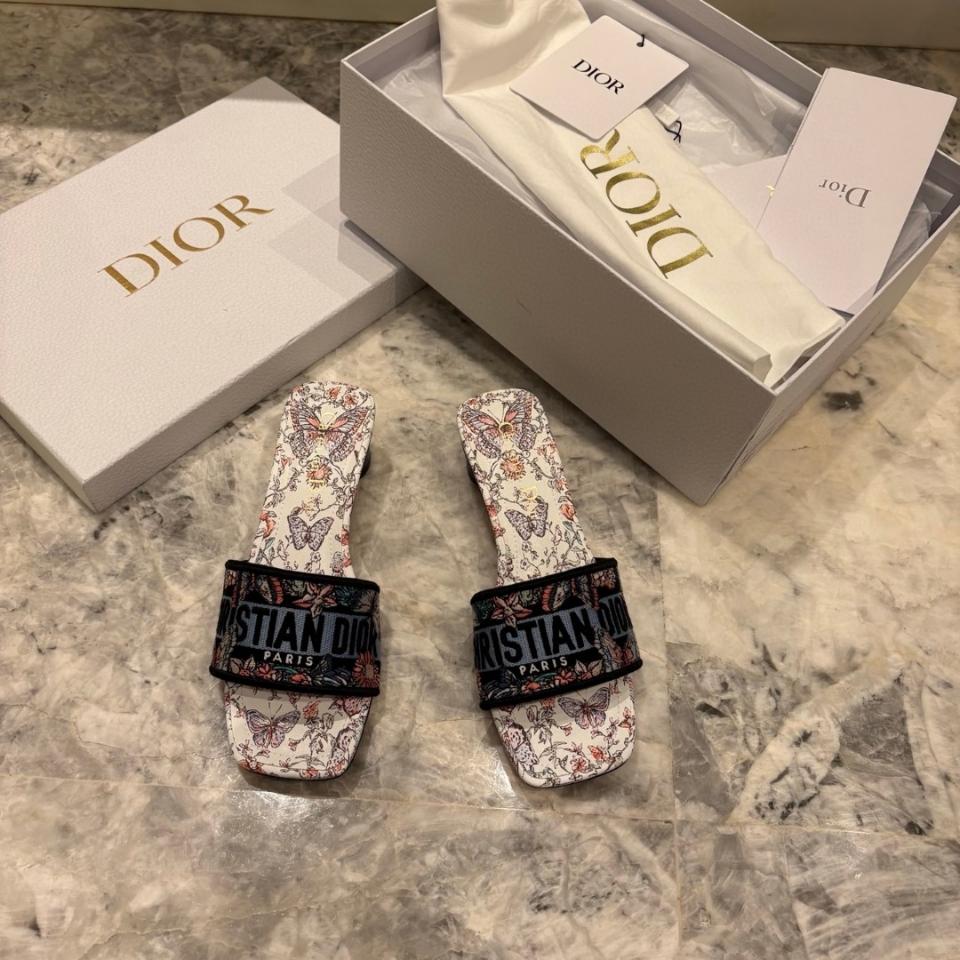 Dior Dway heels Slide 
Embroidered Cotton and White Multicolor Toile de Jouy Papillon Motif-duoc-ban-tai-HVIP Shoes & Clothes