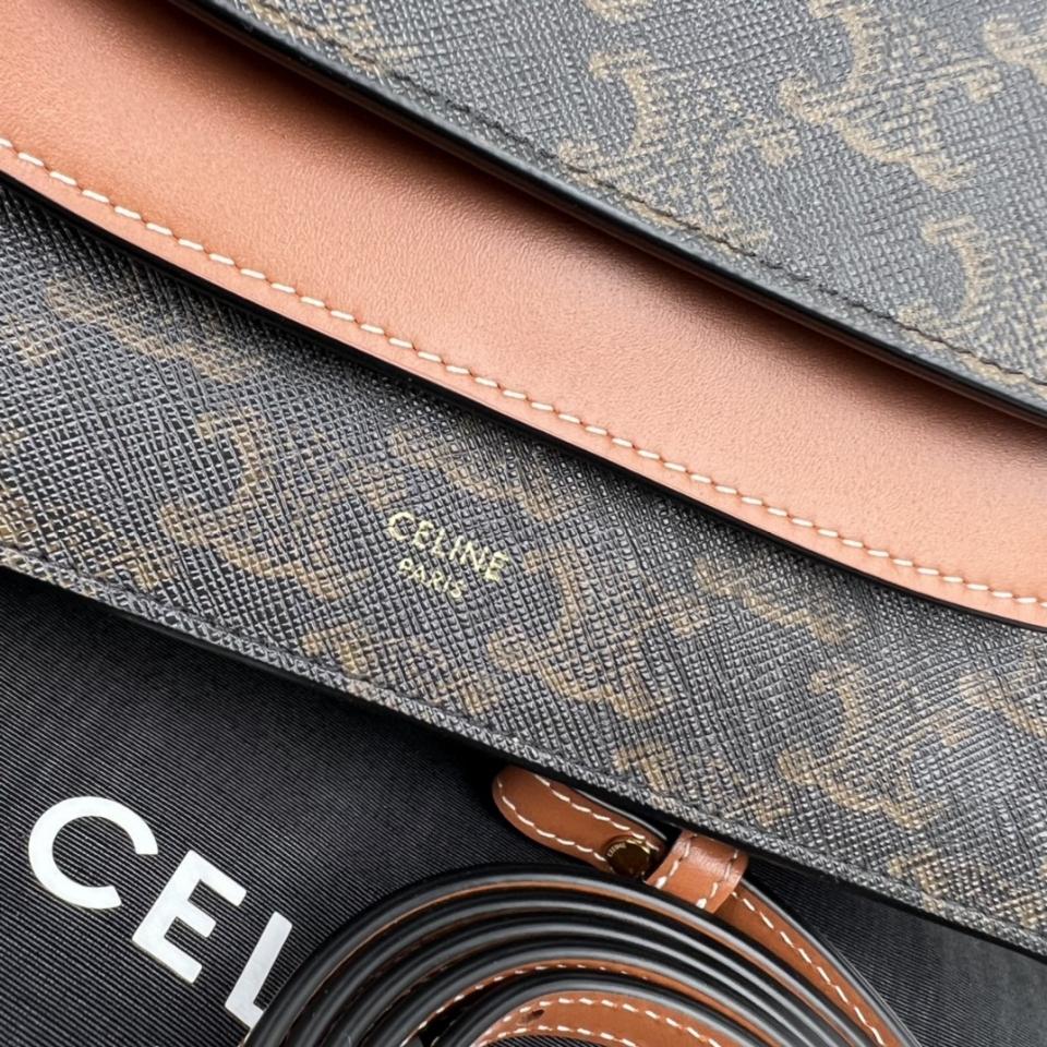 CELINE WALLET ON STRAP IN TRIOMPHE CANVAS AND SMOOTH LAMBSKIN
TAN 10D852CG9.04LU-duoc-ban-tai-Hvip Bags & Accessories