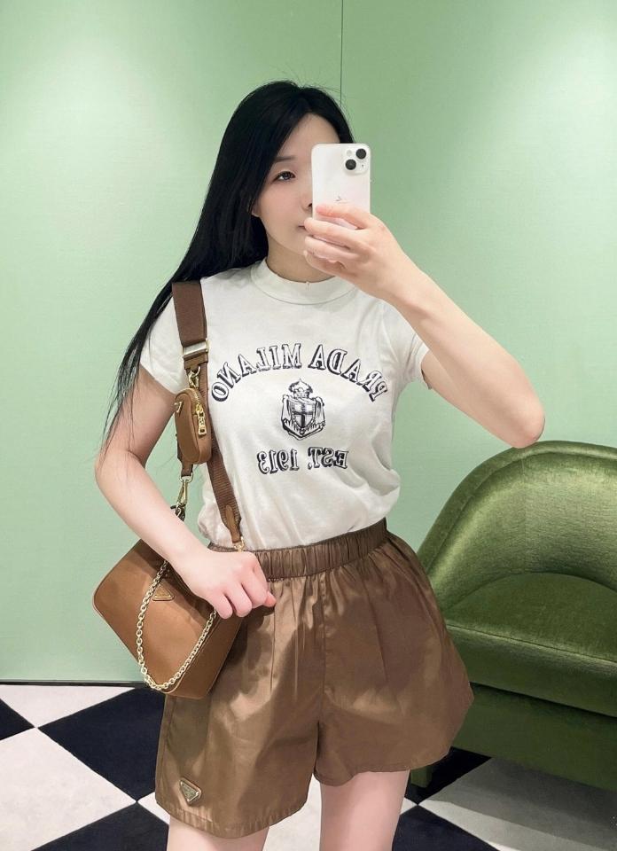 Prada Re-Nylon shorts Cork Beige-duoc-ban-tai-HVIP Shoes & Clothes
