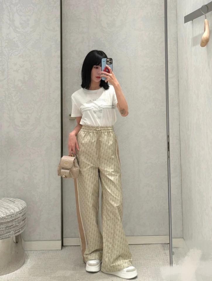 Dior Flared Pants
Beige Technical Jacquard Taffeta with Dior Oblique Motif 447P58A2970_X1827-duoc-ban-tai-HVIP Shoes & Clothes
