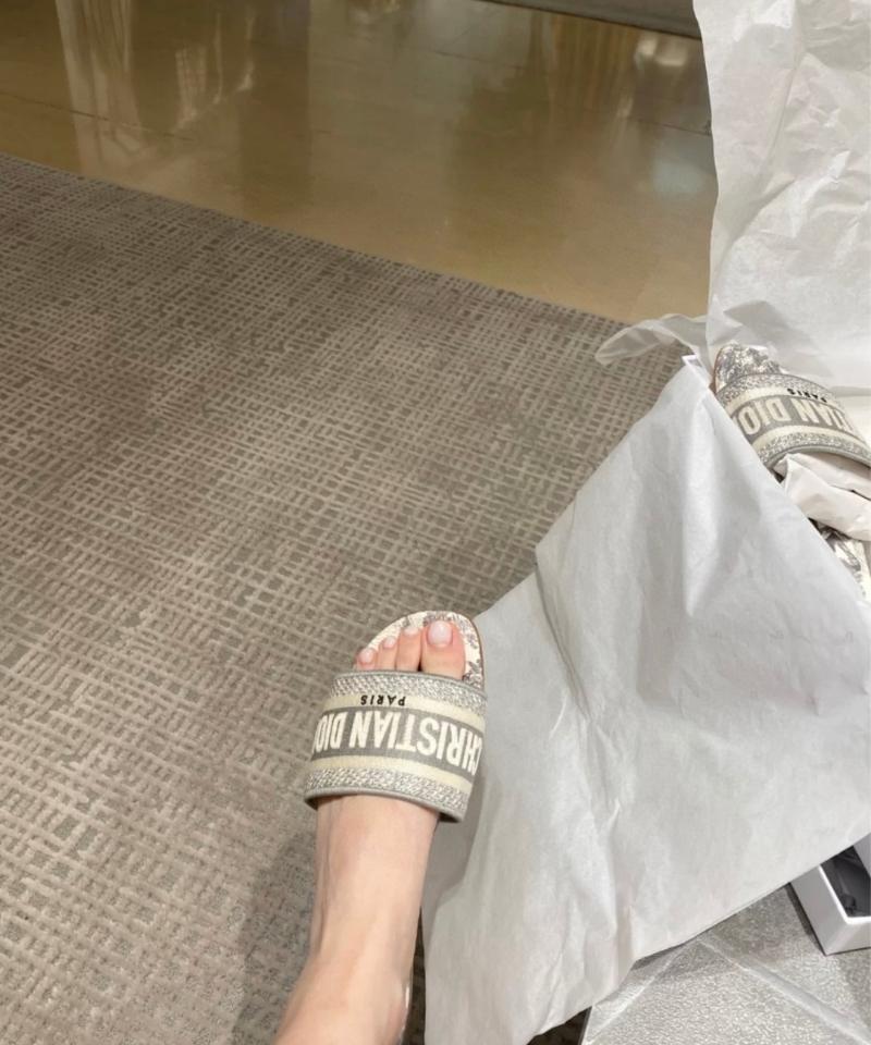 Dior Dway Heeled Slide
Gray Embroidered Cotton and Toile de Jouy Sauvage Motif
KCQ902TJE-duoc-ban-tai-HVIP Shoes & Clothes
