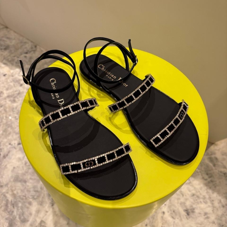 Dior Diorissime Sandal
Black Suede Goatskin and Silver-Tone Strass
KCO237VVV_S900-duoc-ban-tai-HVIP Shoes & Clothes