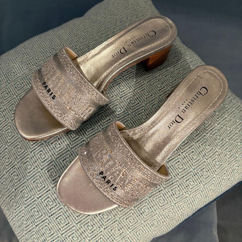 Dior Dway Heeled Slide
White Cotton Embroidered with Metallic Thread and white-Tone Strass
KCQ860CHS-duoc-ban-tai-HVIP Shoes & Clothes