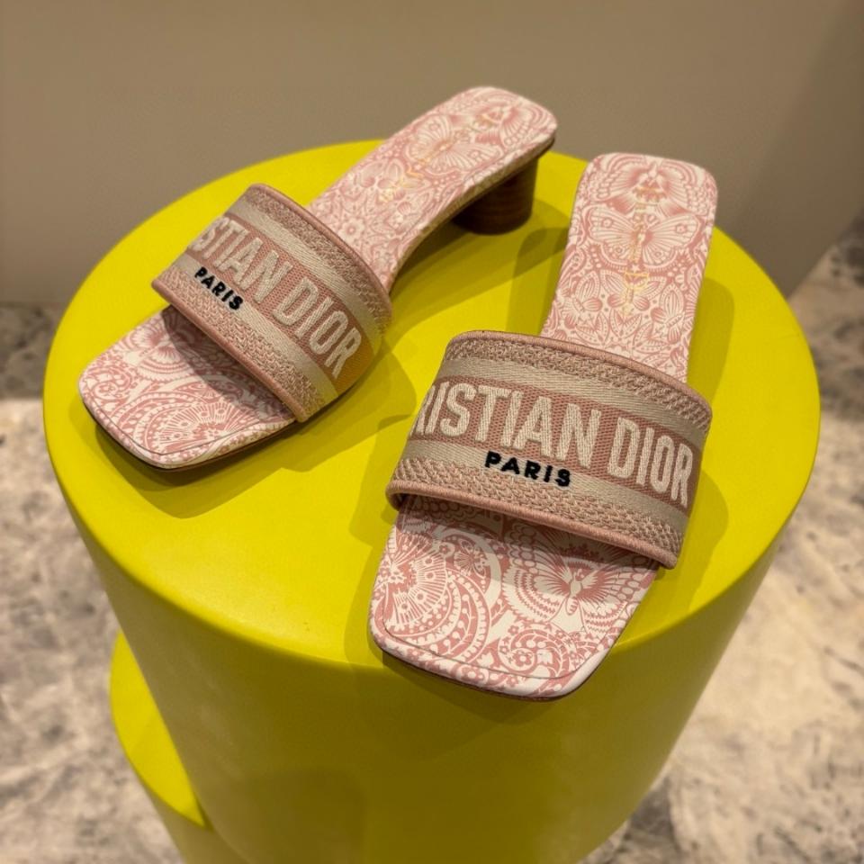 Dior Dway Heeled Slide
Embroidered Cotton and Peach Blossom Pink and White D-Butterfly Paisley Motif KCQ902ECB_S35P-duoc-ban-tai-HVIP Shoes & Clothes