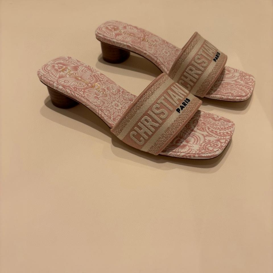 Dior Dway Heeled Slide
Embroidered Cotton and Peach Blossom Pink and White D-Butterfly Paisley Motif KCQ902ECB_S35P-duoc-ban-tai-HVIP Shoes & Clothes