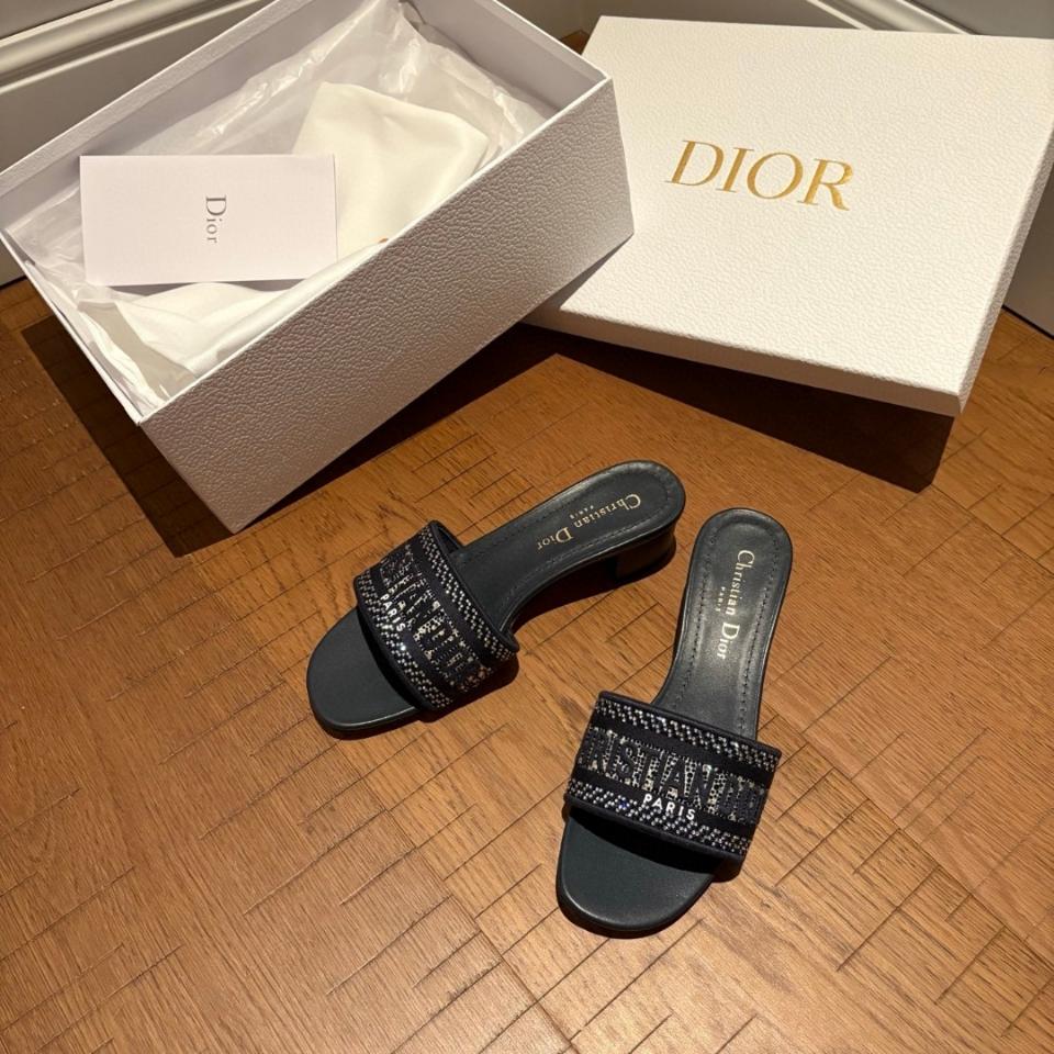 Dior Dway Heeled Slide
Black Cotton Embroidered with Metallic Thread and black-Tone Strass
KCQ860CHS-duoc-ban-tai-HVIP Shoes & Clothes