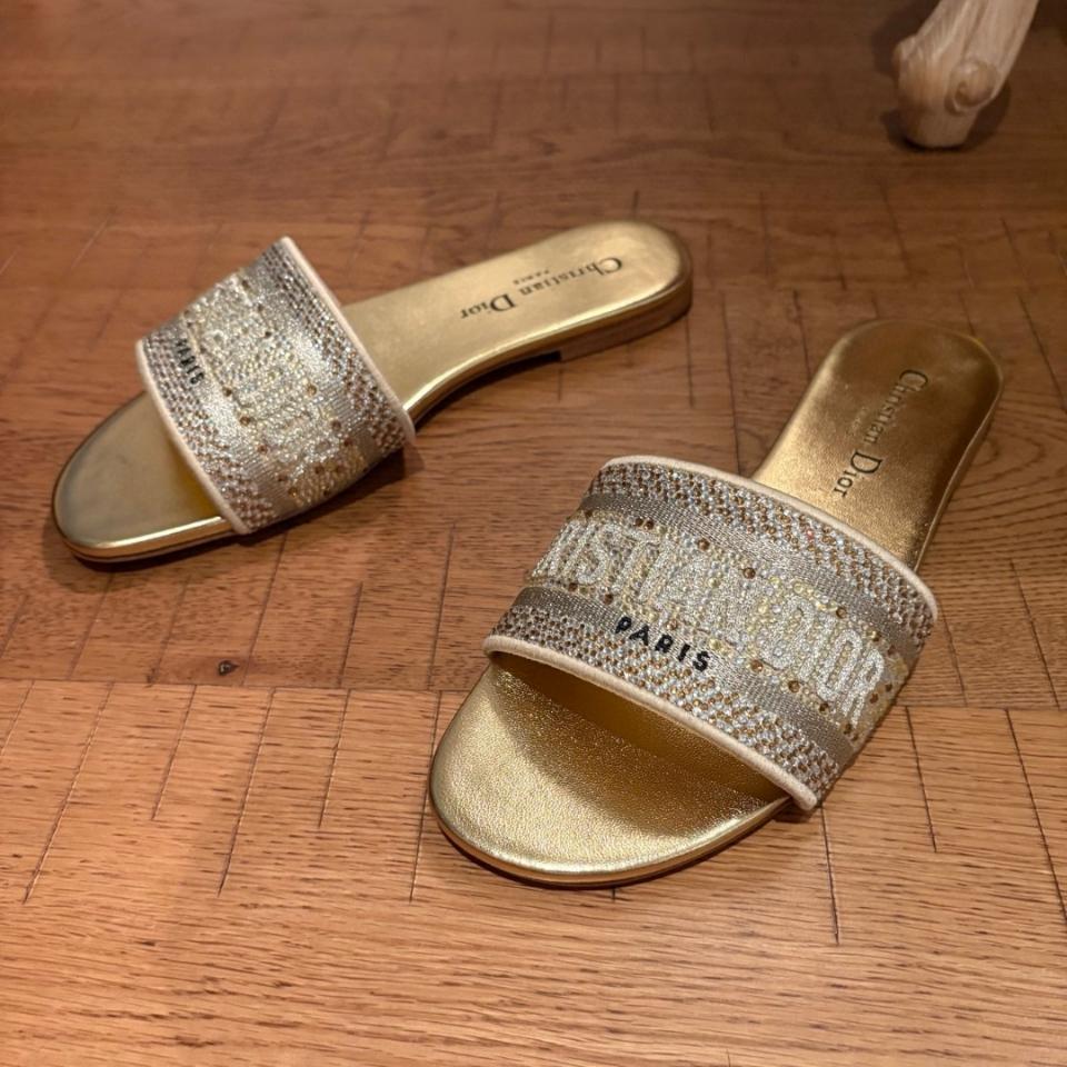 Dior Dway Slide
Cotton Embroidered with Metallic Thread and Gold-Tone Strass KCQ209LCS_S62K-duoc-ban-tai-HVIP Shoes & Clothes