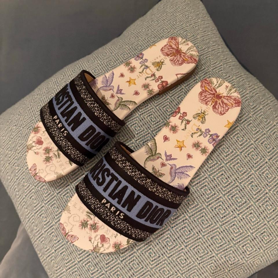 Dior Dway Slide 
Embroidered blue Cotton and White Multicolor Toile de Jouy Papillon Motif KCQ209ECT-duoc-ban-tai-HVIP Shoes & Clothes