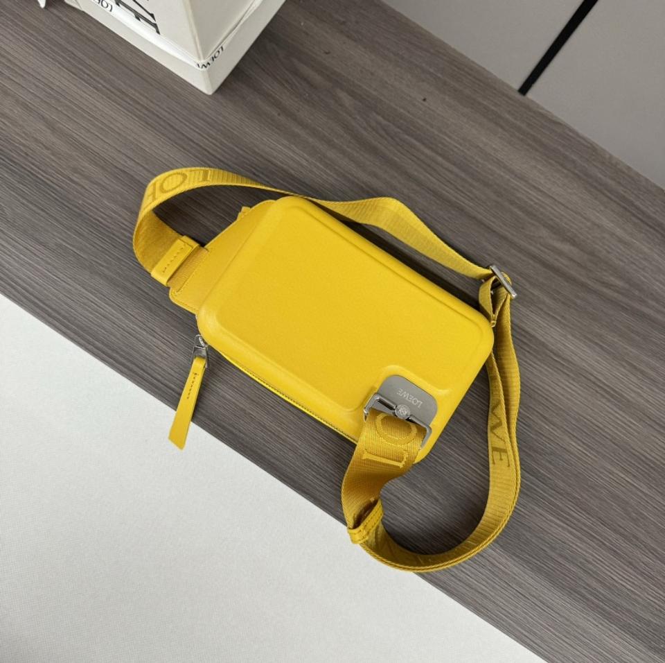 Loewe Molded Sling in smooth calfskin yellow Lw1 -duoc-ban-tai-Hvip Bags & Accessories
