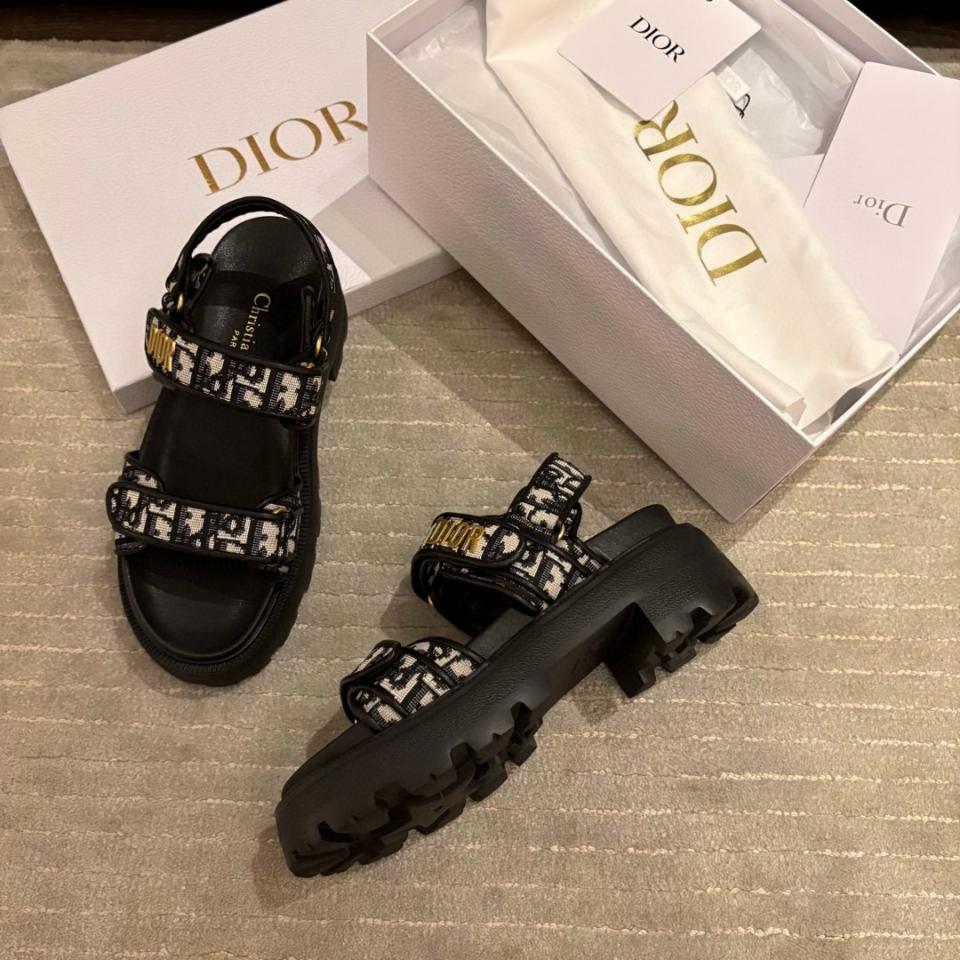Dior Dioract Platform Sandal
Cotton Embroidered with Deep Blue Dior Oblique Motif
KCO058OLF_S10B-duoc-ban-tai-HVIP Shoes & Clothes