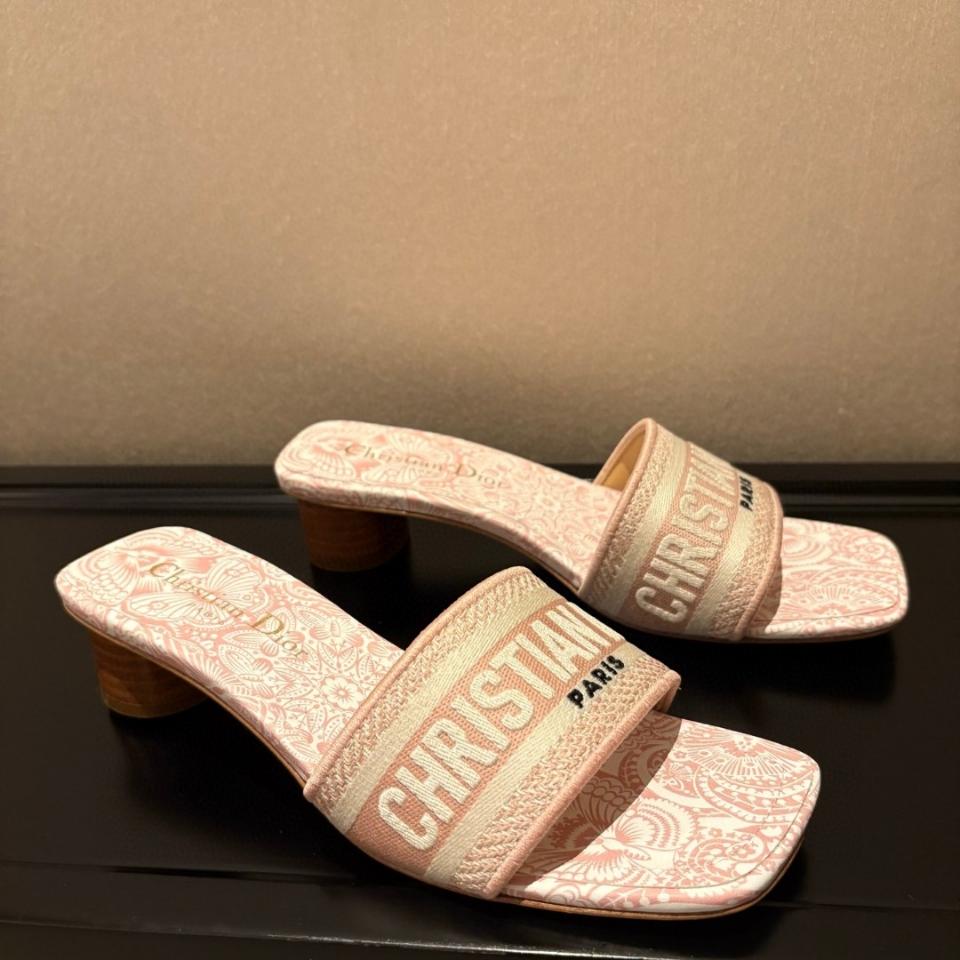 Dior Dway Heeled Slide
Embroidered Cotton and Peach Blossom Pink and White D-Butterfly Paisley Motif KCQ902ECB_S35P-duoc-ban-tai-HVIP Shoes & Clothes