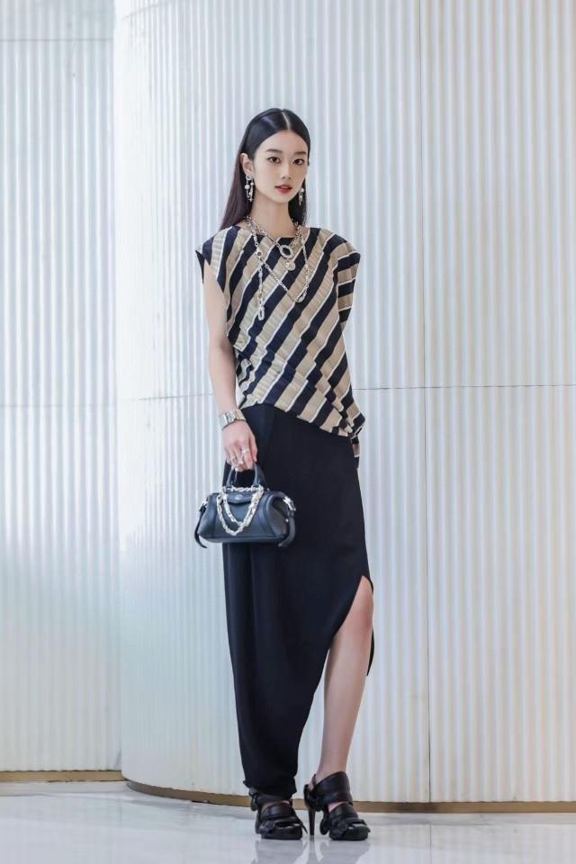Louis Vuitton 1AHHKF
Fashion Show
Asymmetrical Striped Top-duoc-ban-tai-HVIP Shoes & Clothes