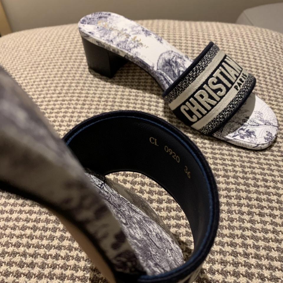 Dior Dway Heeled Slide
Blue Embroidered Cotton and Toile de Jouy Sauvage Motif
KCQ902TJE -duoc-ban-tai-HVIP Shoes & Clothes