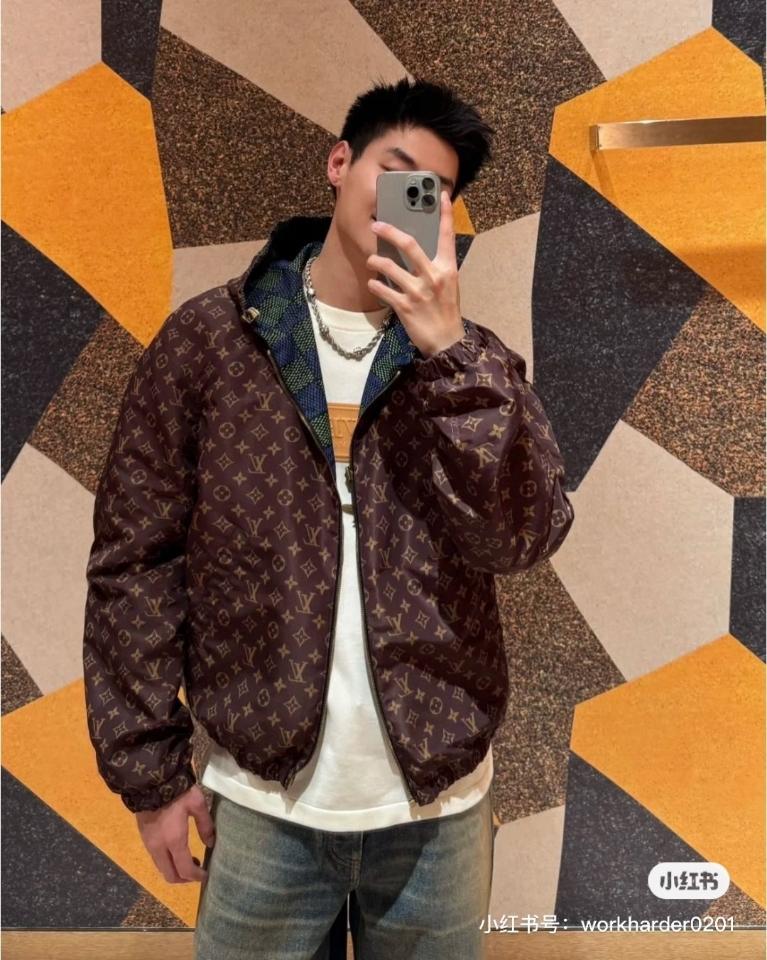 Louis Vuitton 1AHBIW
Damier Reversible Windbreaker-duoc-ban-tai-HVIP Shoes & Clothes