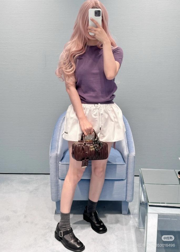 Miu Miu Cashmere sweater

Mauve MML842_13S1_F0203_S_232 V4-duoc-ban-tai-Hvip Bags & Accessories