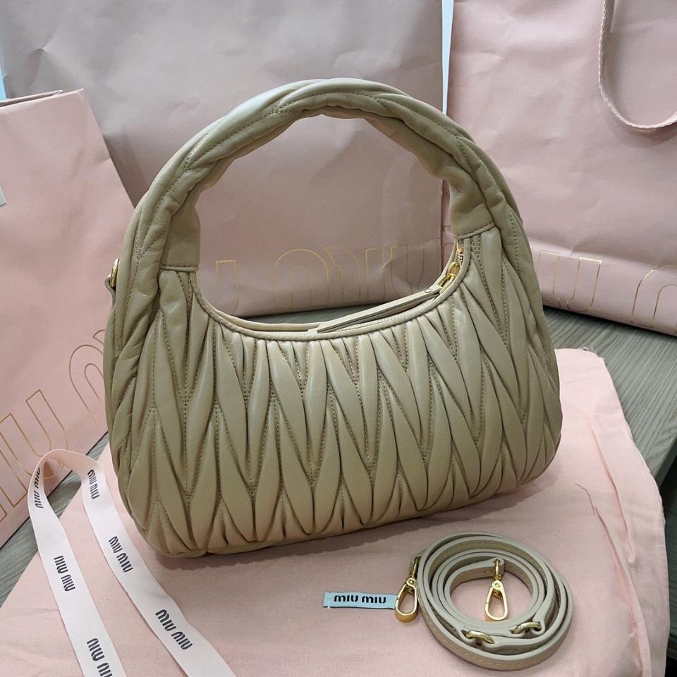 Miu Miu Wander matelassé nappa leather hobo bag sand beige 5BC153_N88_F0036_V_OOO M1-duoc-ban-tai-Hvip Bags & Accessories