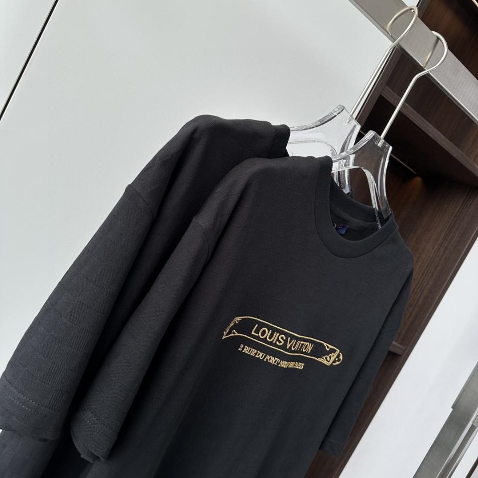 Louis Vuitton 1AHW20
Embellished Damier Pique T-Shirt-duoc-ban-tai-HVIP Shoes & Clothes