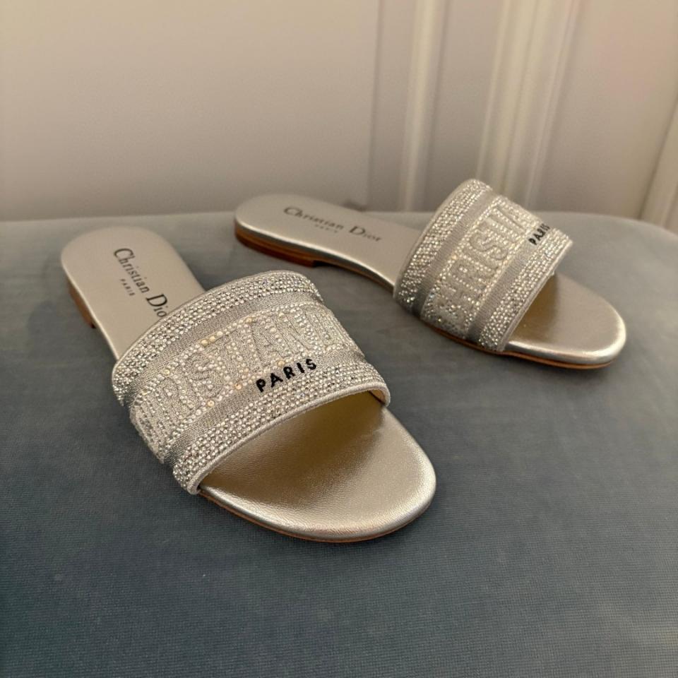 Dior Dway Slide
Cotton Embroidered with Metallic Thread and silver-Tone Strass KCQ209LCS-duoc-ban-tai-HVIP Shoes & Clothes
