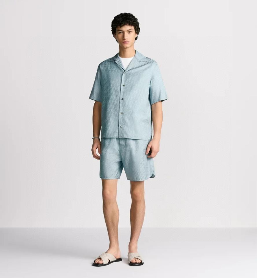Dior Oblique Shorts
Blue Silk and Cotton Jacquard
483C102A5231_C520-duoc-ban-tai-HVIP Shoes & Clothes