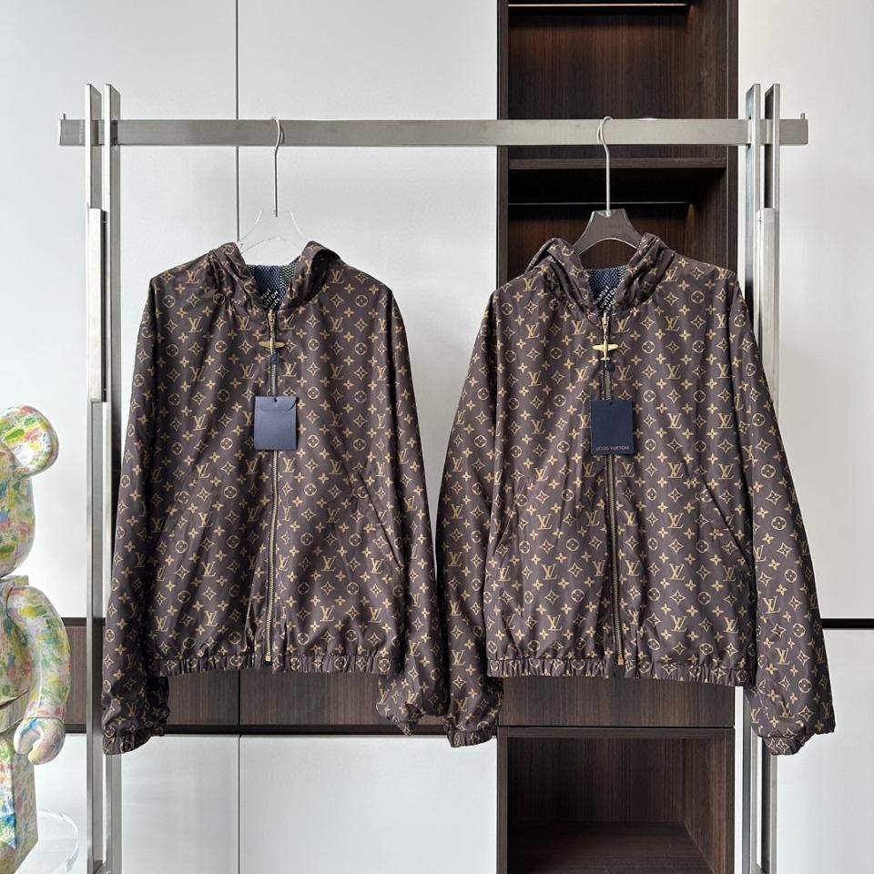 Louis Vuitton 1AHBIW
Damier Reversible Windbreaker-duoc-ban-tai-HVIP Shoes & Clothes