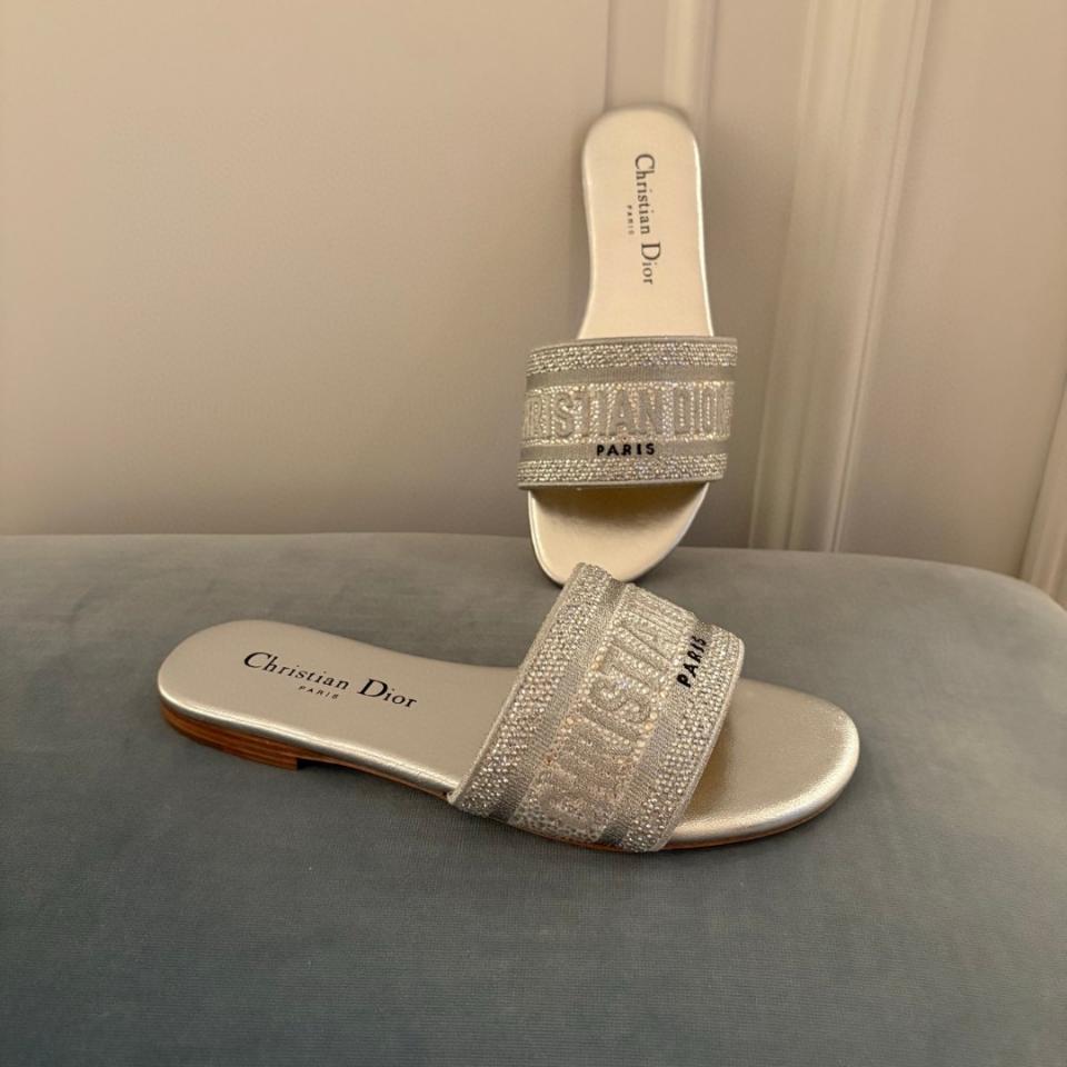 Dior Dway Slide
Cotton Embroidered with Metallic Thread and silver-Tone Strass KCQ209LCS-duoc-ban-tai-HVIP Shoes & Clothes
