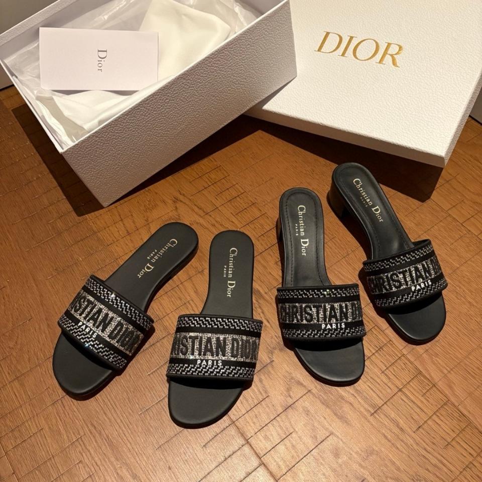 Dior Dway Heeled Slide
Black Cotton Embroidered with Metallic Thread and Silver-Tone Strass
KCQ860CHS_S900-duoc-ban-tai-HVIP Shoes & Clothes