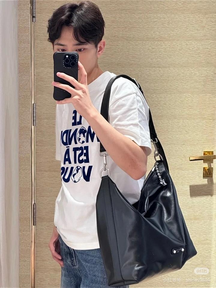 Louis Vuitton 1AHCW5
Graphic Cotton T-Shirt-duoc-ban-tai-HVIP Shoes & Clothes