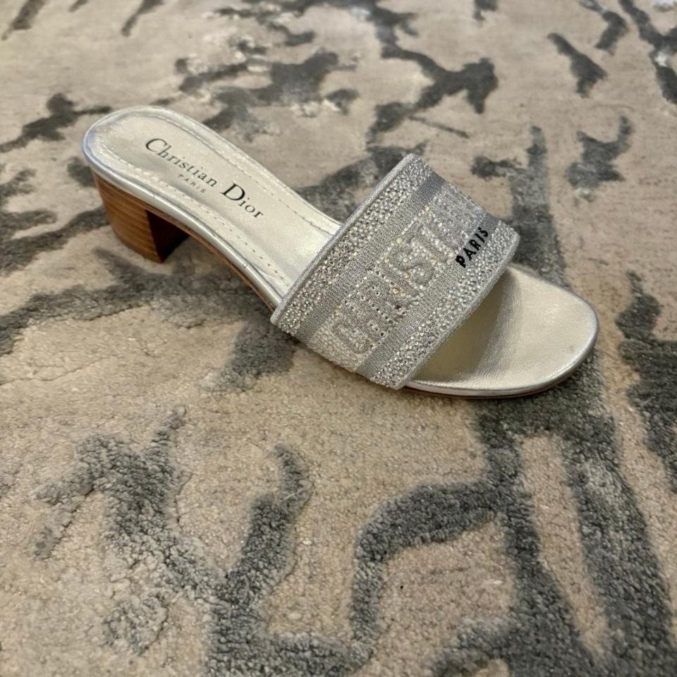 Dior Dway Heeled Slide
White Cotton Embroidered with Metallic Thread and white-Tone Strass
KCQ860CHS-duoc-ban-tai-HVIP Shoes & Clothes