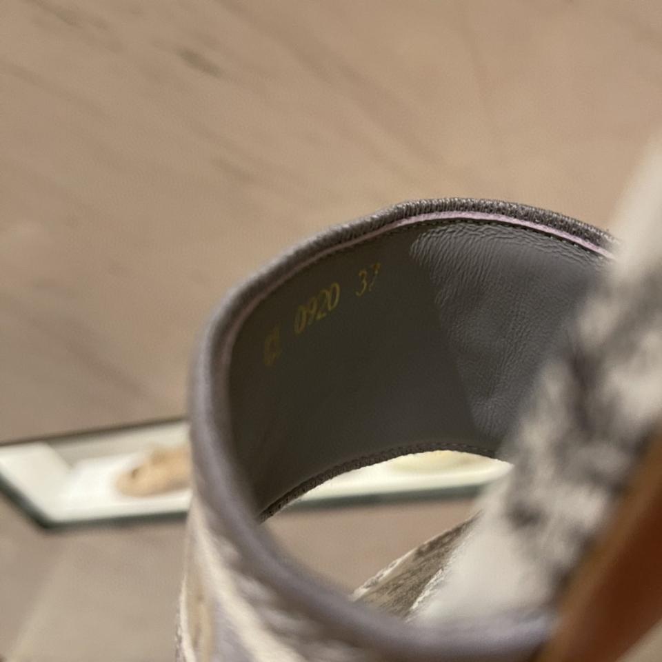 Dior Dway Heeled Slide
Gray Embroidered Cotton and Toile de Jouy Sauvage Motif
KCQ902TJE-duoc-ban-tai-HVIP Shoes & Clothes