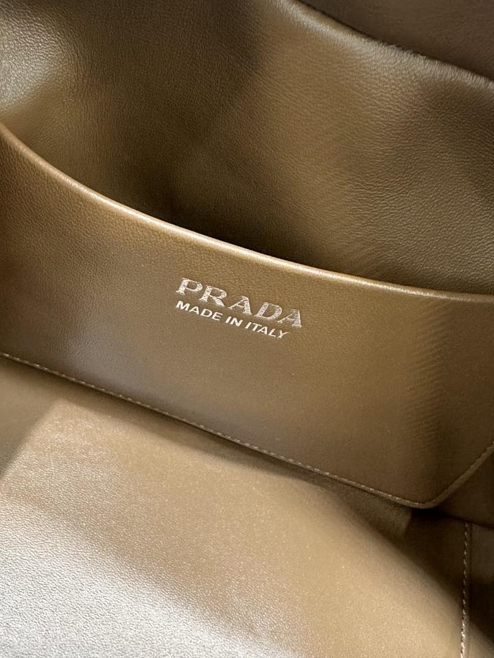 Prada 
Medium leather Prada Supernova handbag 1BA365 Cognac-duoc-ban-tai-Hvip Bags & Accessories