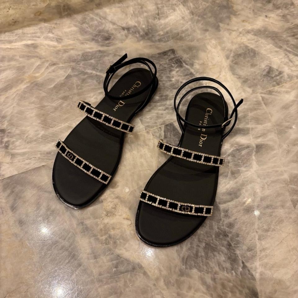 Dior Diorissime Sandal
Black Suede Goatskin and Silver-Tone Strass
KCO237VVV_S900-duoc-ban-tai-HVIP Shoes & Clothes