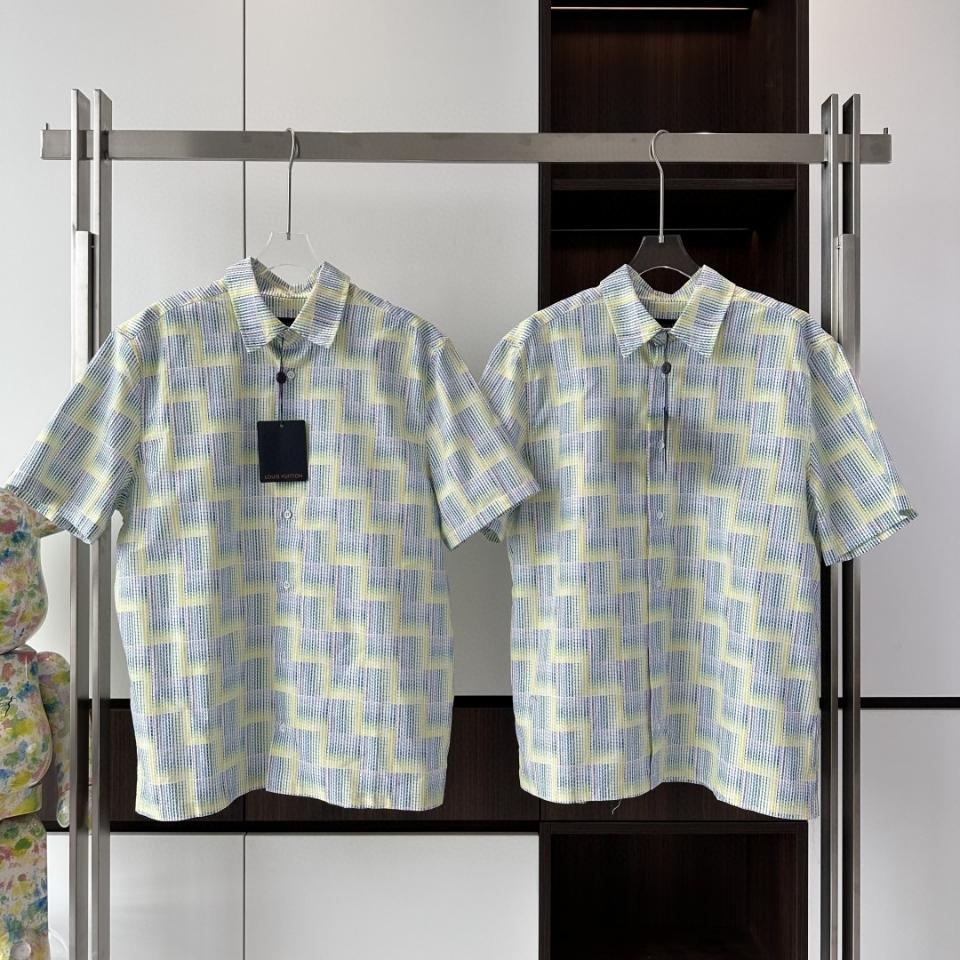 Louis Vuitton 1AGTQG
Graphic Printed Short-Sleeved Shirt vvip -duoc-ban-tai-HVIP Shoes & Clothes