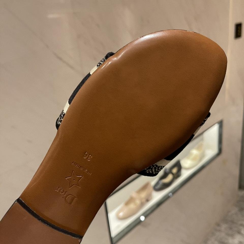 Dior Dway Slide
Deep Blue Embroidered Cotton KCQ166ERC_S56B-duoc-ban-tai-HVIP Shoes & Clothes